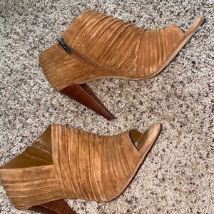 VINCE CAMUTO SUEDE HEELS/WEDGES NWT